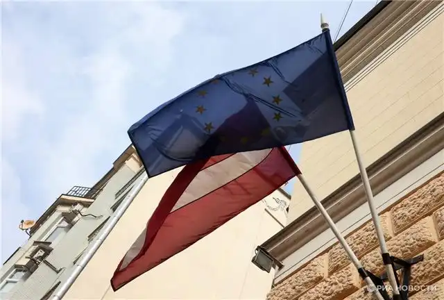 В Юрмале пляжному кафе грозит штраф из-за рекламы на русском языке