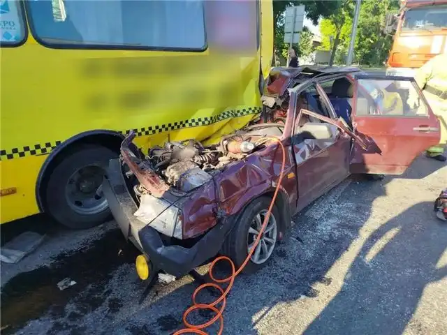 Трагедия в Мариуполе - лобовое столкновение легкового автомобиля и автобуса унесло жизни двух человек