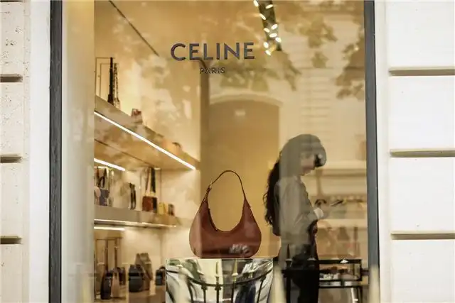 Celine официально защищает бренд на российском рынке для выпуска ароматических свечей