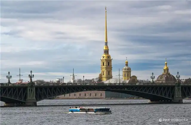 В Петербурге фейерверки озарили небо в память о освобождении Ленинград...