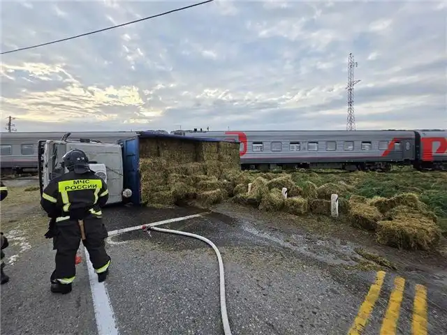 В Дагестане КамАЗ врезался в поезд, водитель травмировал грудную клетку