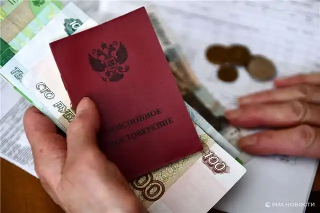 В августе в России обновят выплаты для пенсионеров, продолжающих работ...