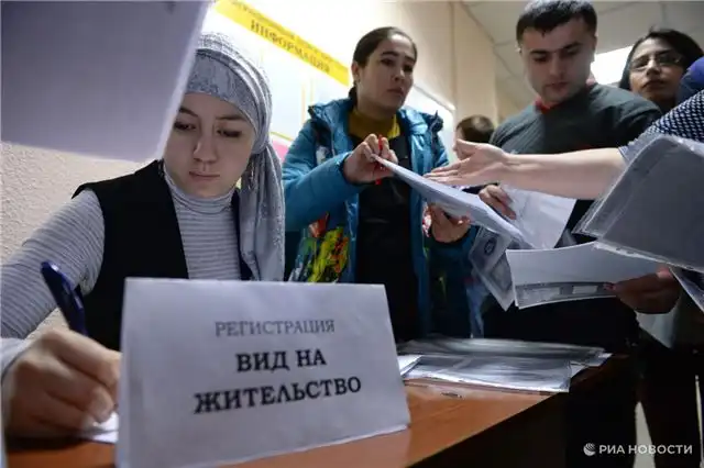 Зубов — В будущем у мигрантов должен быть смартфон с цифровым пр...