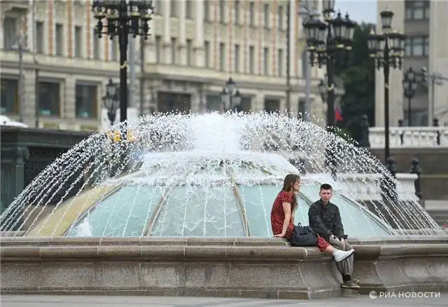В сердце Москвы на Манежной площади обновили фонтан «Купола» после капитального ремонта