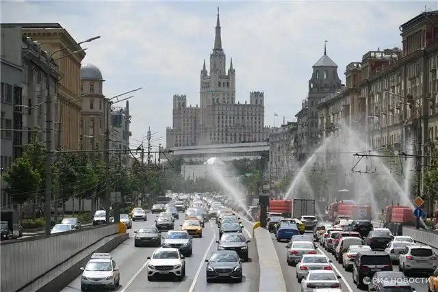 Врач Павлова советует водителям охлаждать шею и лицо водой при теплово...