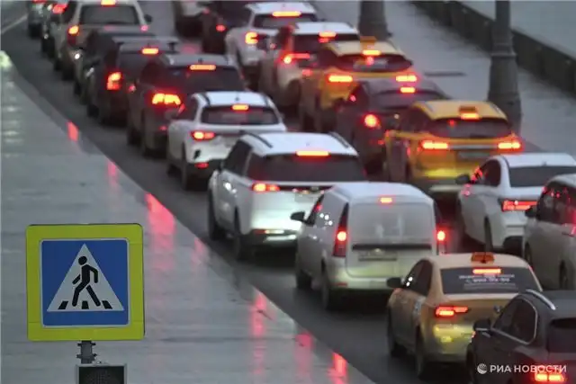 Водителям Москвы рекомендуют соблюдать осторожность на дорогах из-за у...