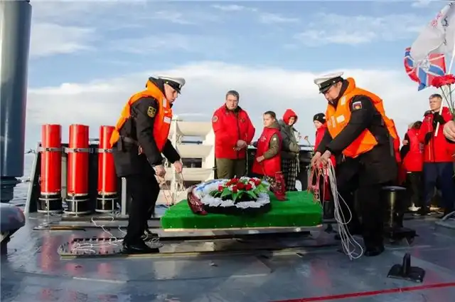 Церемония спуска венка на воду в Баренцевом море в честь экипажа корабля "Туман