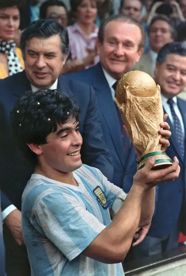 Легендарная повязка Марадоны с триумфального чемпионата мира 1986 года ушла с молотка за 512 тысяч долларов