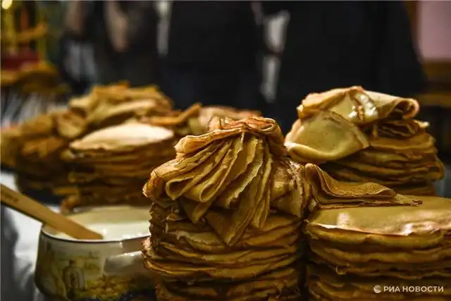 Вкусные блинчики на воде — тонкие в пару шагов и пышные на дрожж...