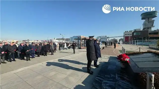 Россияне и дипломаты в РК возложили цветы в память моряков «Варяга»