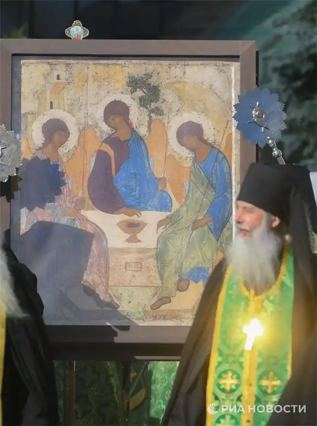Иеромонах Макарий рассказывает, почему День Святой Троицы приходится н...