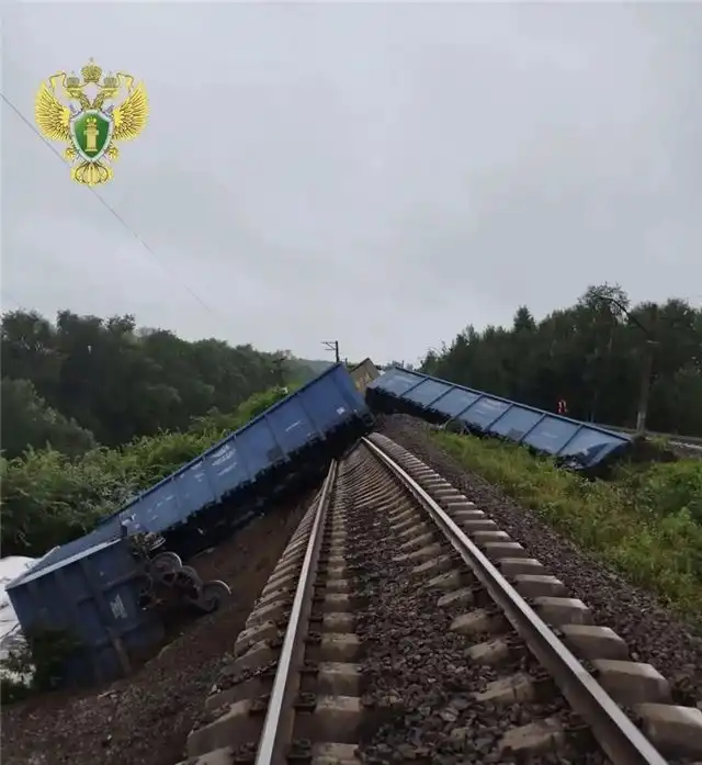 Осадки и просадка насыпи спровоцировали сход вагонов на сети СвЖД в Пермском крае