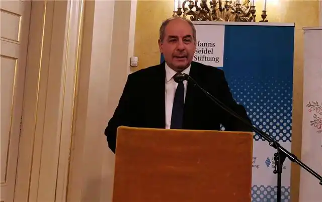 Президент Венгрии утвердил конституционную поправку, завершающую его полномочия