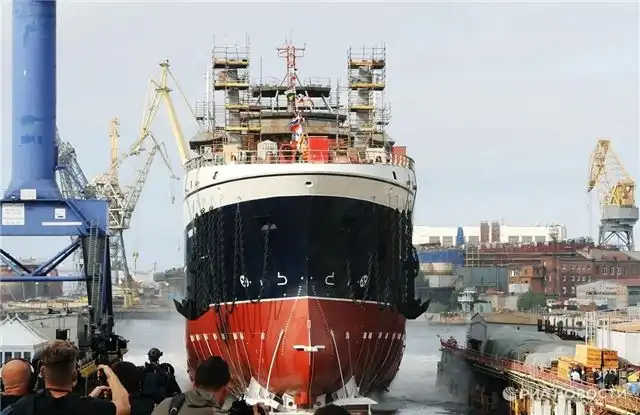 Российский триколор взвился над ледяным морем на рыболовном траулере "Капитан Юнак