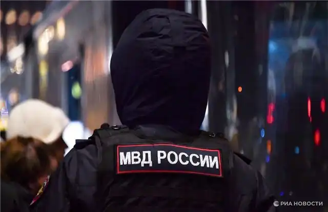 В Новом Уренгое охранник предотвратил попытку ученика пронести нож в школу