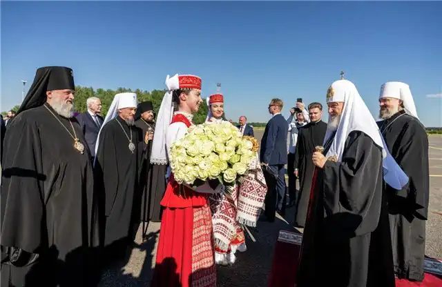 Патриарх Кирилл обратился к священнослужителям с призывом активно поддерживать духовные основы народа