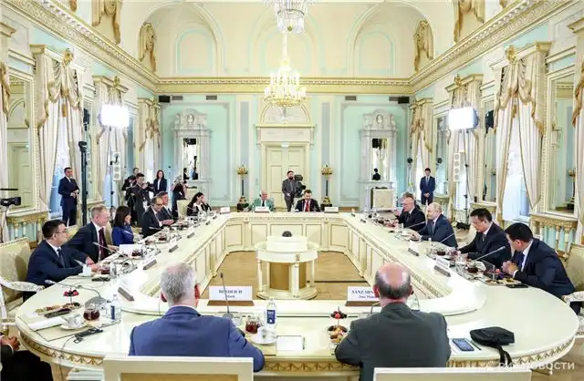 Путин отметил выгоду развития российско?казахстанских связей на русском языке