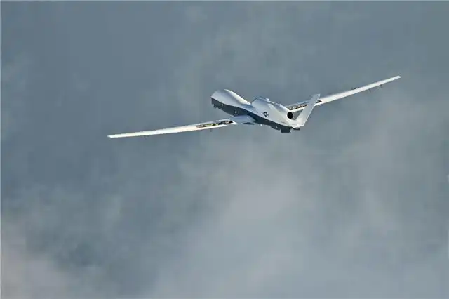 Американский БПЛА M-4C Triton ВМС патрулирует над Персидским заливом