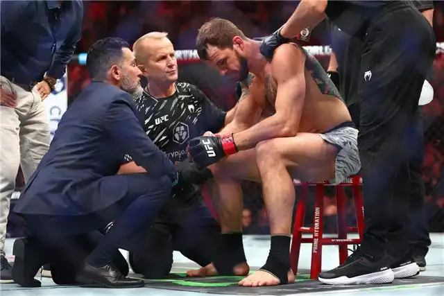 Алекс Волкановски одержал победу над Лопесом и вернул титул чемпиона UFC в полулегком весе
