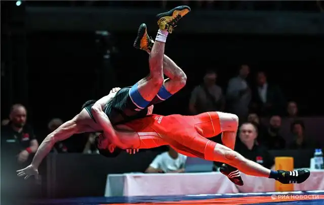 Ильясов победил Янковского и стал чемпионом Европы по греко-римской бо...